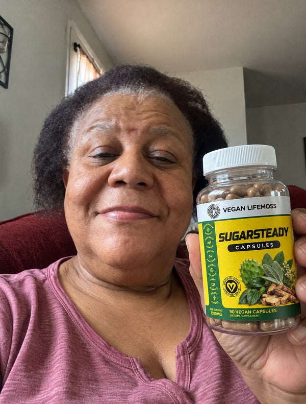 Customer holding up a bottle of SugarSteady Capsules